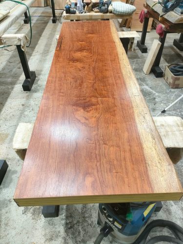 ブビンガカウンタ―　ガラス塗装中