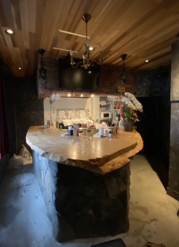 栃カウンタ／ガラス塗装2